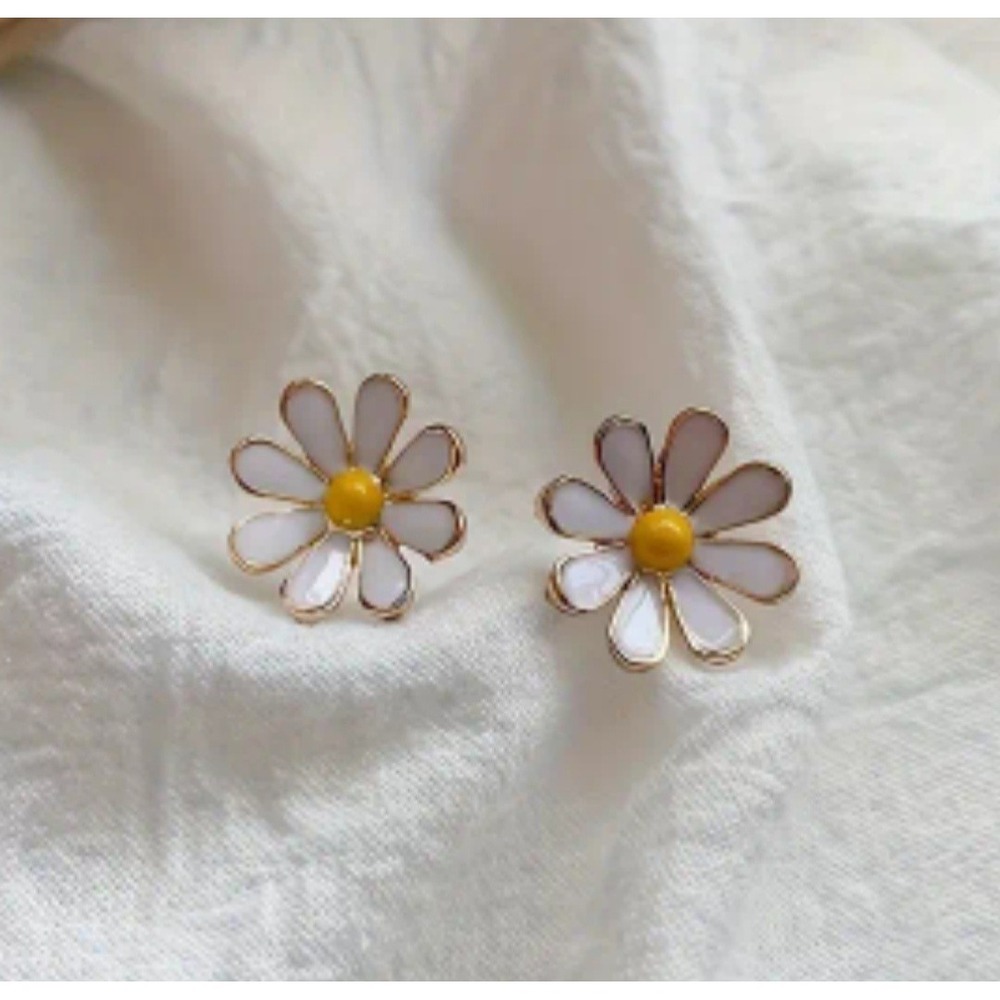 White Enamel Daisy Flower Stud Earrings Gold Tone Floral Jewelry